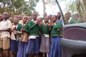 TEAMBRENNER spendet für Kurt Masur Schule Leipzig Schuluniformen in Tansania